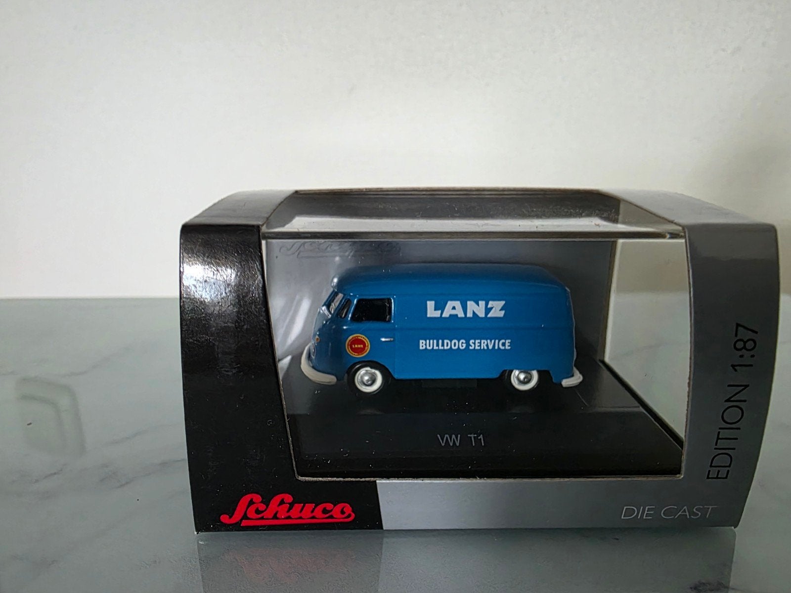 2 Volkswagen busjes - Schaalmodellen (Schuco), Ophalen of Verzenden