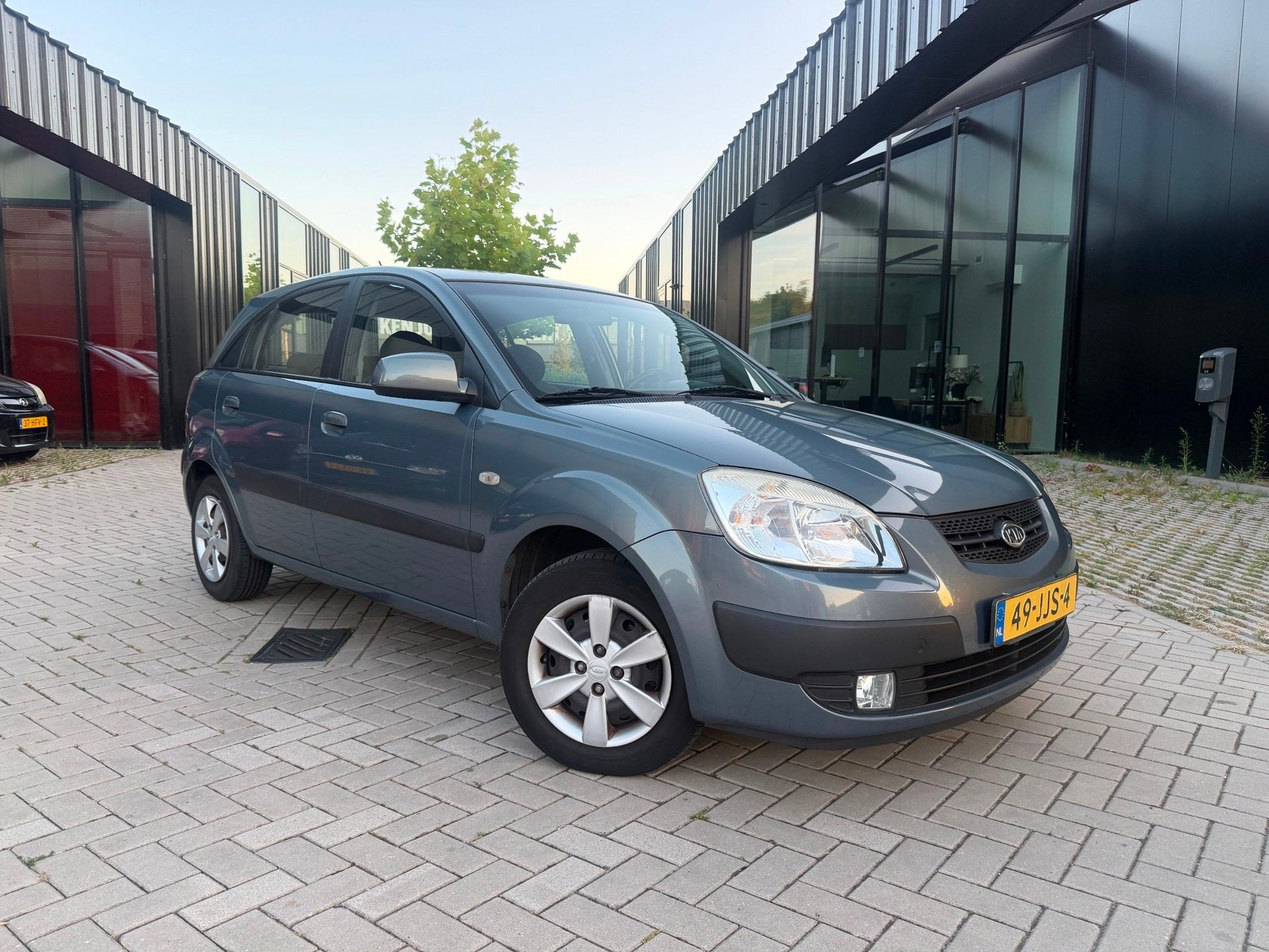 Kia Rio 1.4 Fifteen Automaat Airco Trekhaak NL Auto NAP, Auto's, Stof, Gebruikt, Zwart, 49 €/maand