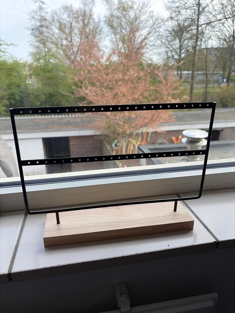 Stijlvolle Oorbel Houder met Houten Voet - Zwart Metaal, Overige materialen, Zwart, Nieuw, Ophalen of Verzenden