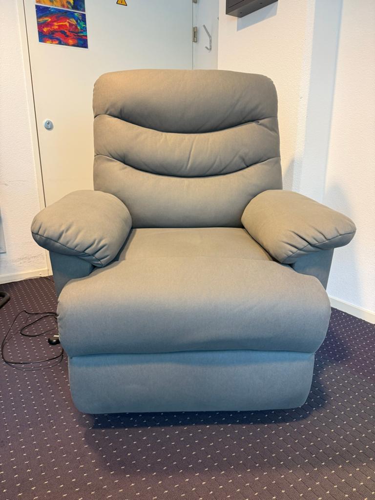 Comfortabele grijze relaxfauteuil met massage en warmte, Huis en Inrichting, Fauteuils, Ophalen, Zo goed als nieuw, Stof, 75 tot 100 cm