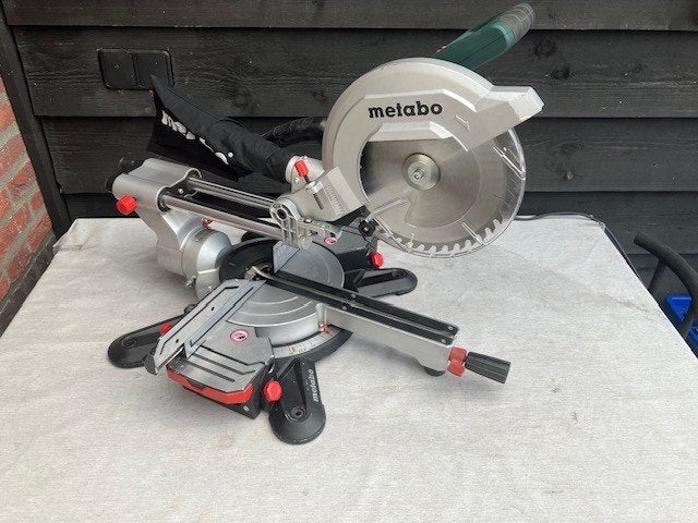 accu afkortzaag metabo kgs 216, Ophalen, Zo goed als nieuw, Afkortzaag, 30 tot 70 mm