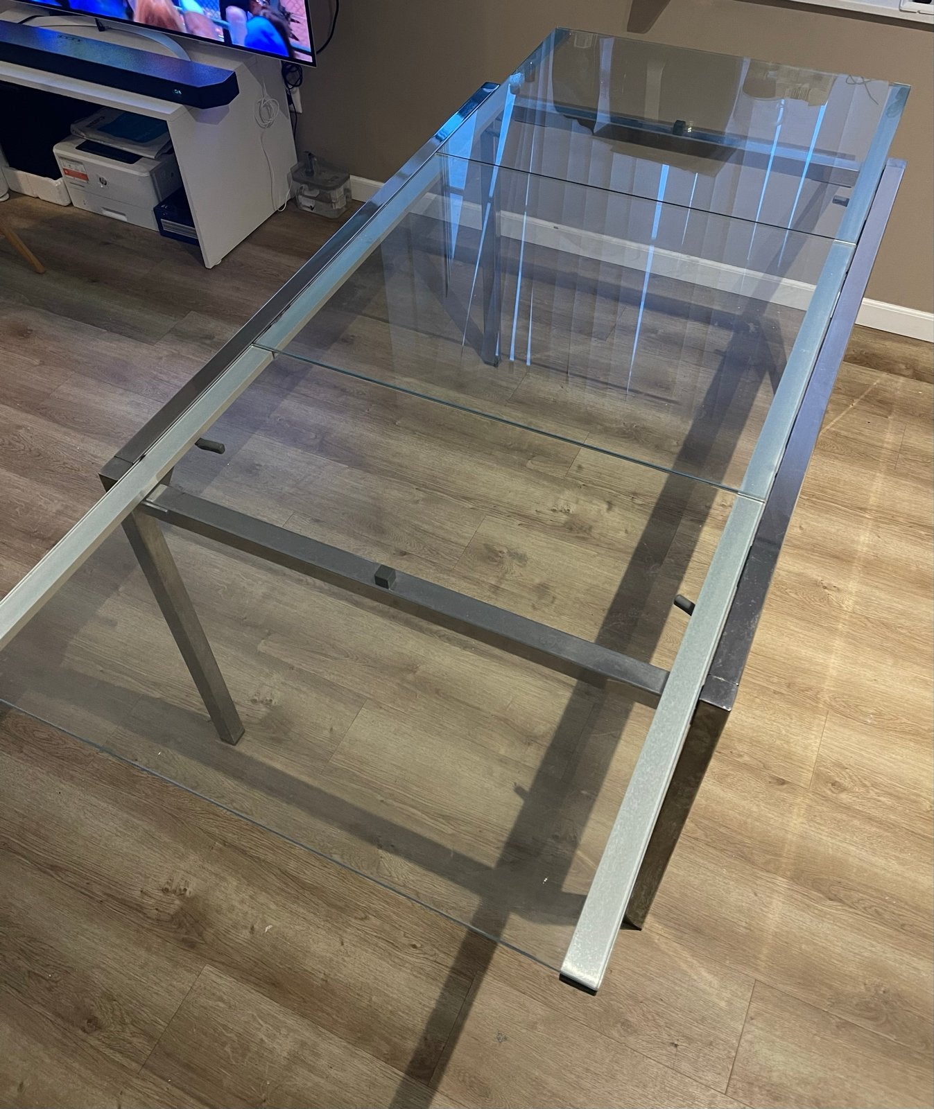 Moderne uitschuifbare glazen eettafel met metalen frame, Huis en Inrichting, Tafels | Eettafels, Ophalen, Gebruikt, 100 tot 150 cm