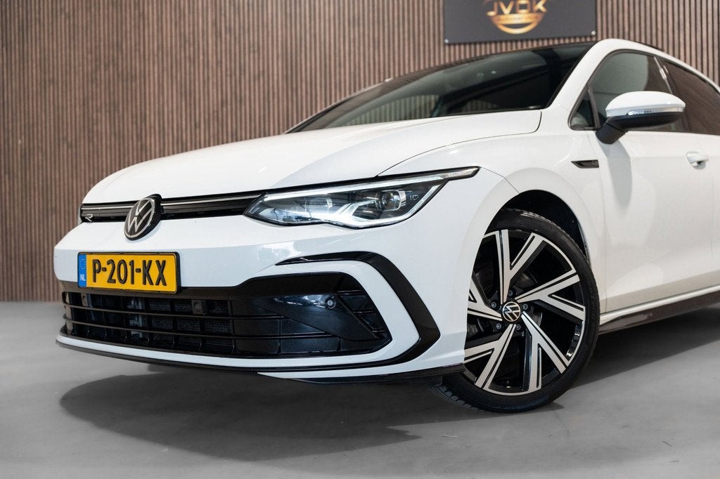 Volkswagen Golf 1.5 eTSI DSG R-Line Pano IQ Camera, Auto's, 4 cilinders, Alcantara, Wit, Adaptive Cruise Control