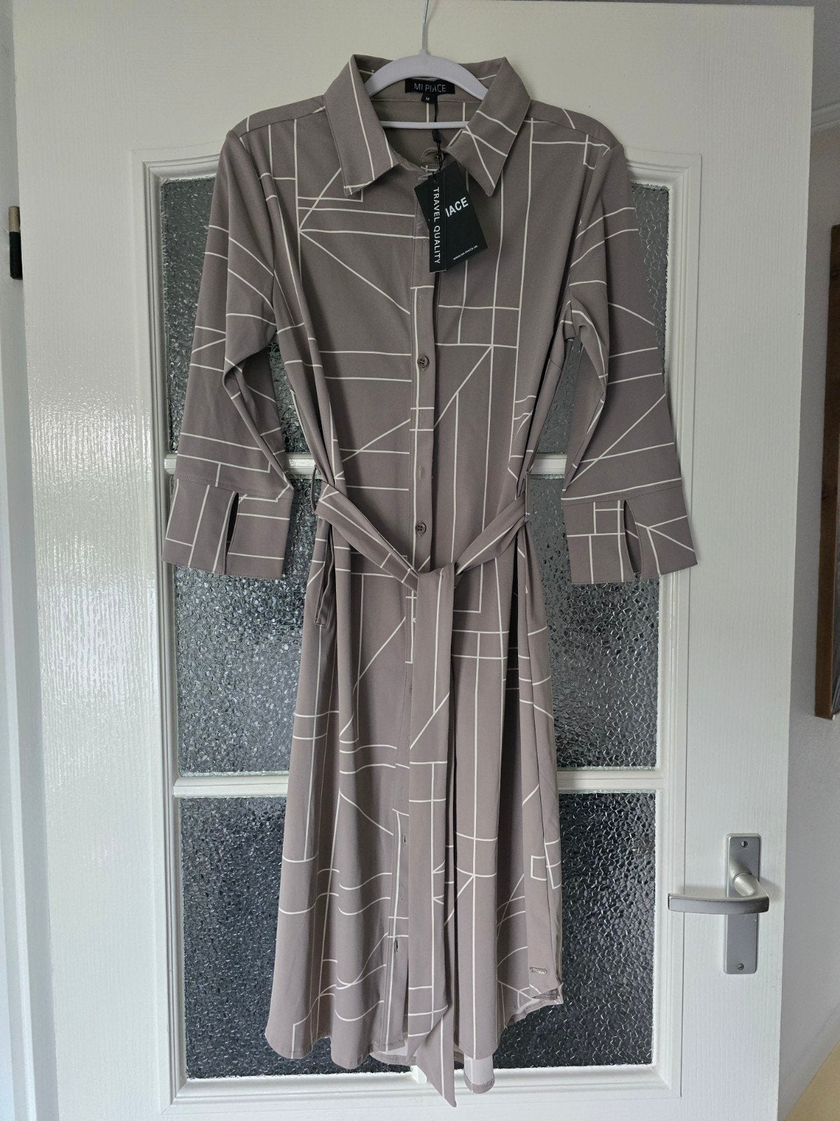 nieuw mi piace jurk m taupe kit, Ophalen of Verzenden, Nieuw, Beige, Onder de knie