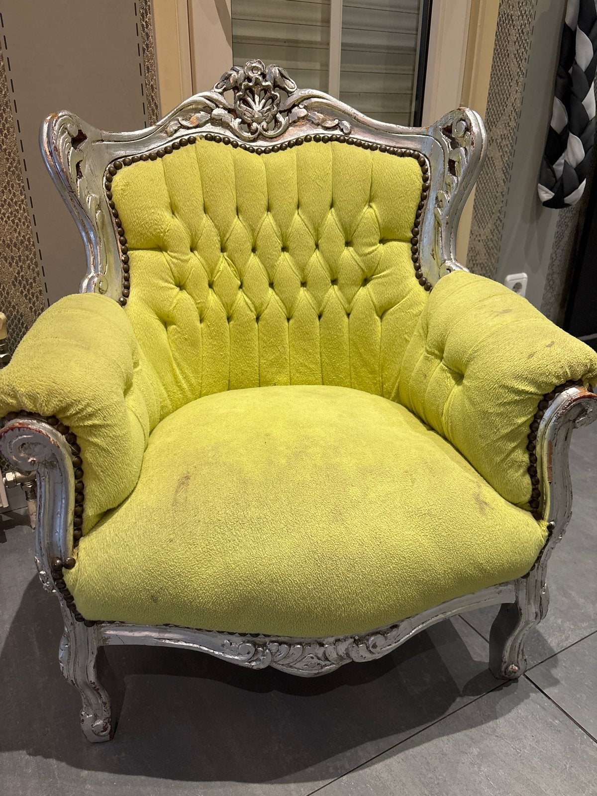 Kinder barok fauteuil met een geelgroene stof, Ophalen