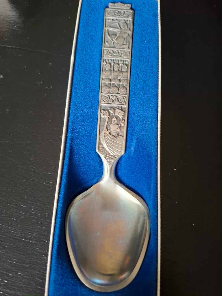Kongetinn lepel - Noorse tinnen lepel met reliëf, Ophalen of Verzenden