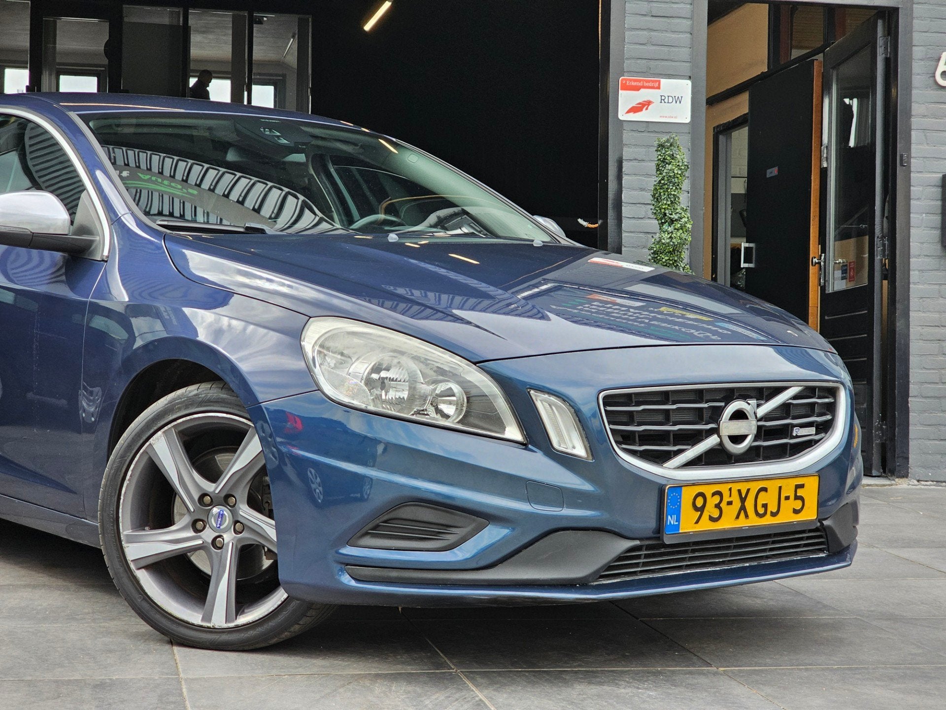 Volvo V60 1.6 T3 R-Design|2e eig|NAP|AUT|PDC|Trekhaak|Cruise, Auto's, Volvo, Gebruikt, 4 cilinders, Blauw, Leder en Stof