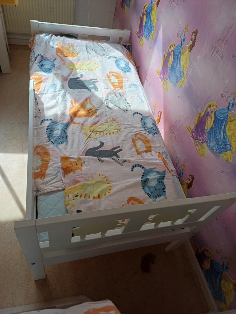 Peuterbed ( matrasmaat 155x 70), Ophalen, 70 tot 85 cm, 140 tot 160 cm, Zo goed als nieuw