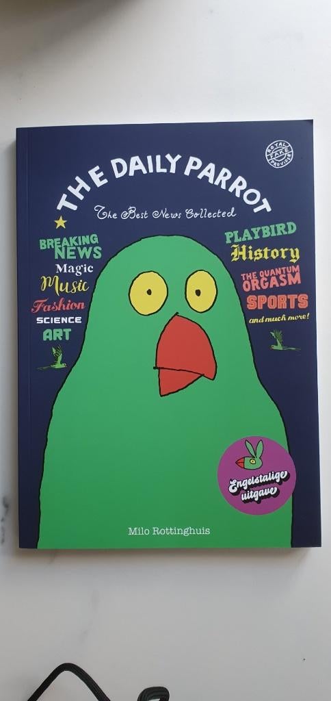 The Daily Parrot, The Best News Collected, Boeken, Ophalen of Verzenden, Nieuw, Muziek, Film of Tv