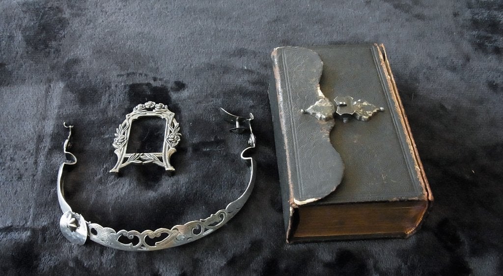 BIJBELTJE MET ZILVER SLOT, ZILVER BEUGEL EN FOTOLIJSTJE, Ophalen of Verzenden, Onbekend
