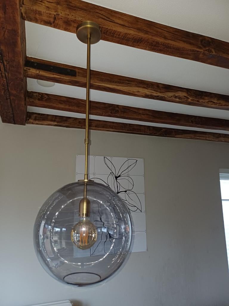 2 Karwei hanglampen - glazen bol met messing accenten, Huis en Inrichting, Lampen | Hanglampen, Ophalen, Zo goed als nieuw, Glas