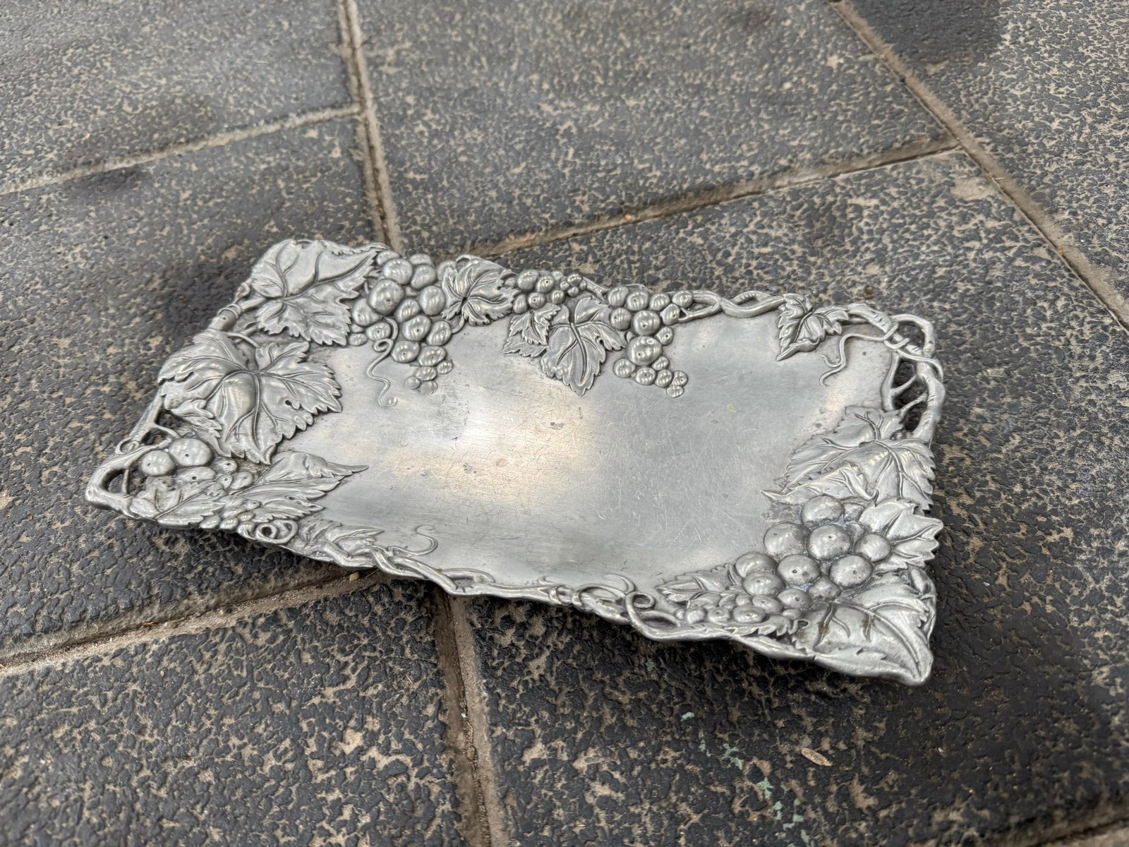 Antieke tinnen schaal met druivenmotief - 16x29 cm, Antiek en Kunst, Ophalen of Verzenden