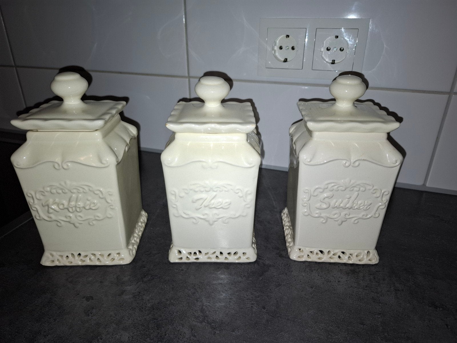 Set van 3 crèmekleurige voorraadpotten: Koffie, Thee, Suiker, Beige, Ophalen of Verzenden, Zo goed als nieuw, Voorraadpot