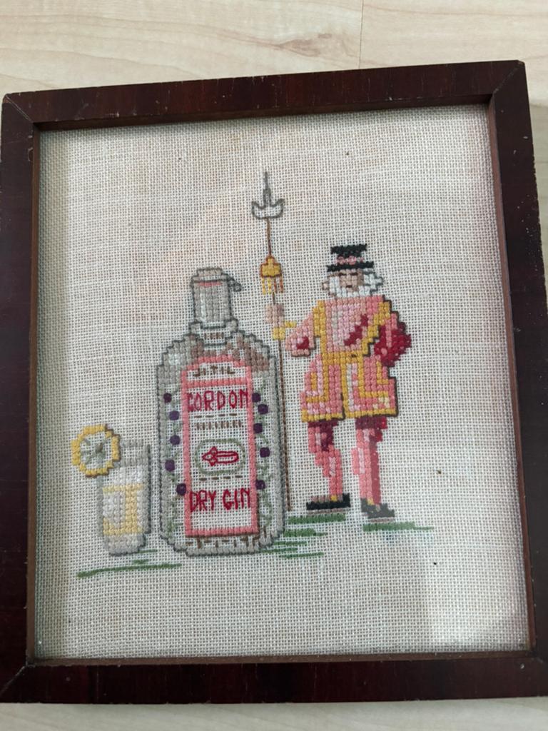 Borduurschilderijtje “ dry gin”, Ophalen of Verzenden, Gebruikt, Hout, Minder dan 50 cm