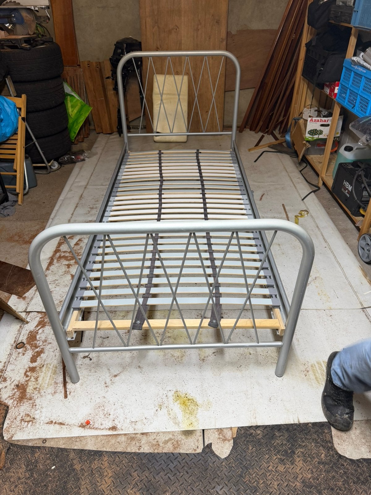 Grijs stalen bed, Huis en Inrichting, Ophalen, 90 cm, Eenpersoons, Zo goed als nieuw