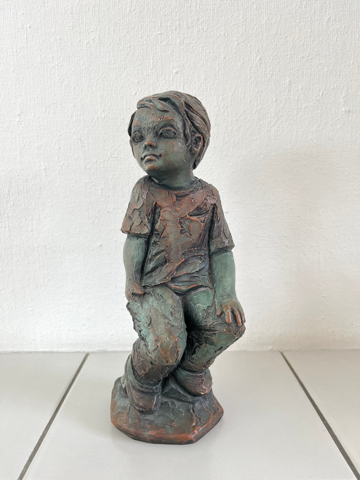 Beeld van zittend jongetje, Antiek en Kunst, Natuurlijk materiaal, Ophalen of Verzenden, Handgemaakt, 20 - 50 cm