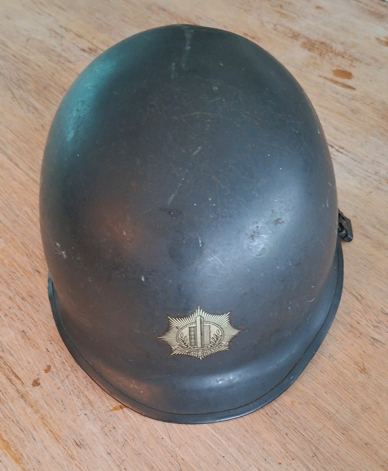 Set van 2x originele Nederlandse politiehelmen M1-model, Verzamelen, Militaria | Algemeen, Verzenden, Overige soorten, Nederland