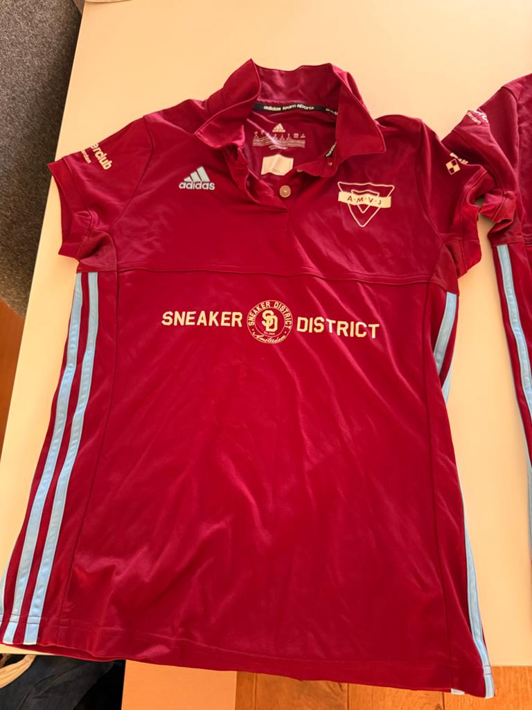 2 Hockey shirts A.M.V.J. - Adidas Maat M, Sport en Fitness, Hockey, Ophalen, Zo goed als nieuw, Kleding