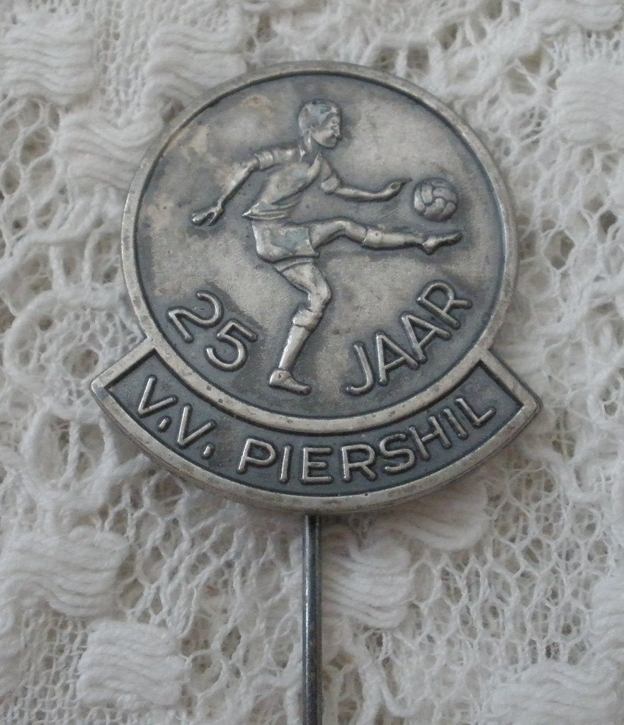 Oud speldje 25 Jaar Voetbal Vereniging Piershil, Ophalen of Verzenden, Zo goed als nieuw, Sport, Speldje of Pin