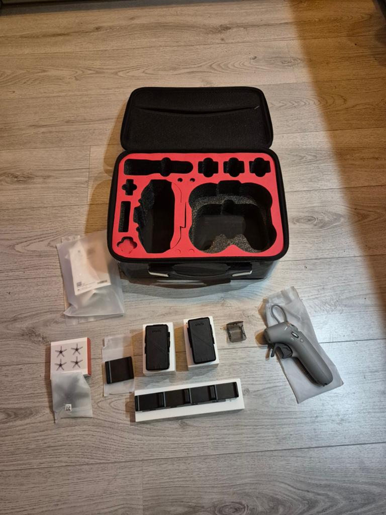 Dji Avata Accessoires: 2 accu's, RC Motion 2, Hub, Koffer, 250 tot 900 gram, Cameradrone, Zo goed als nieuw, 1 tot 5 kilometer