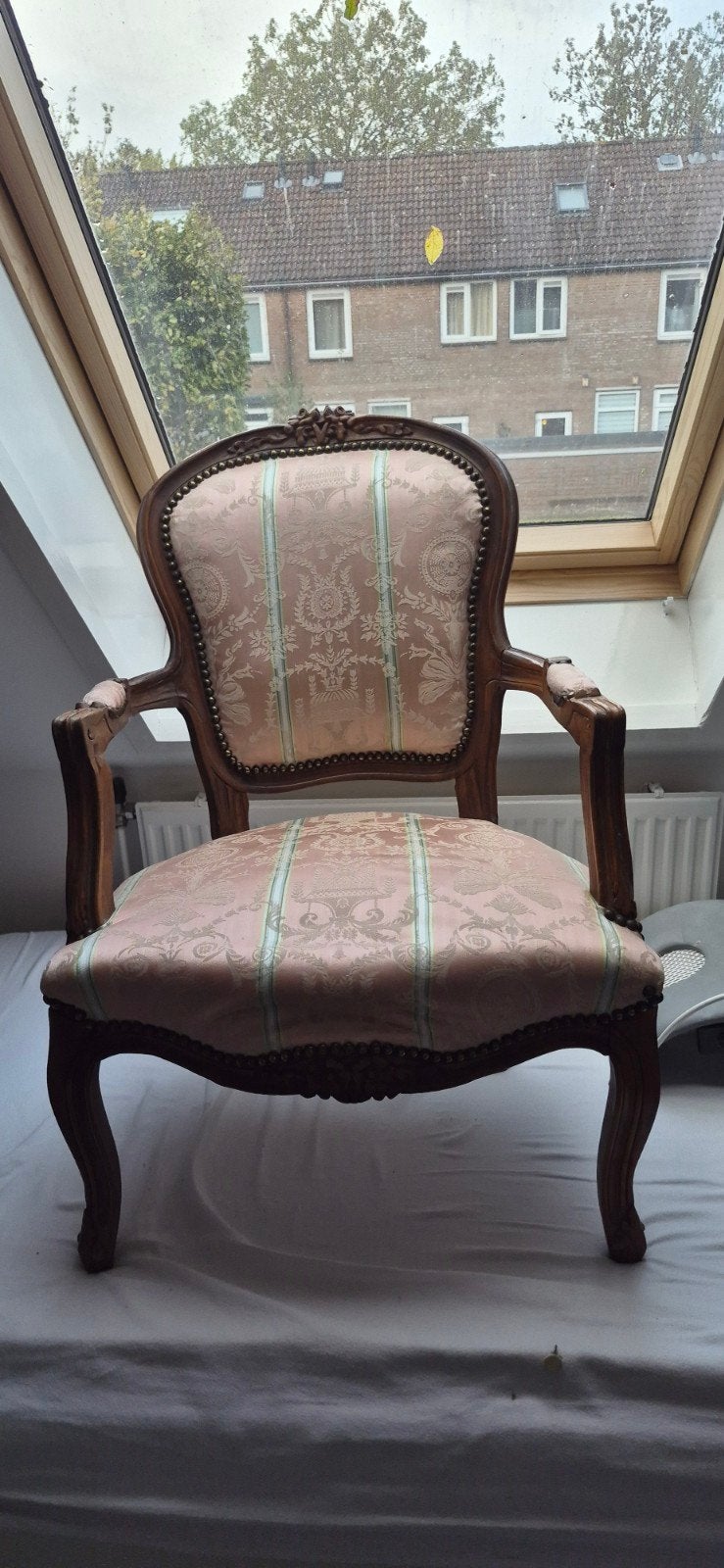Antieke stoel met sierlijk houtwerk en roze/blauwe stof, Antiek en Kunst, Ophalen