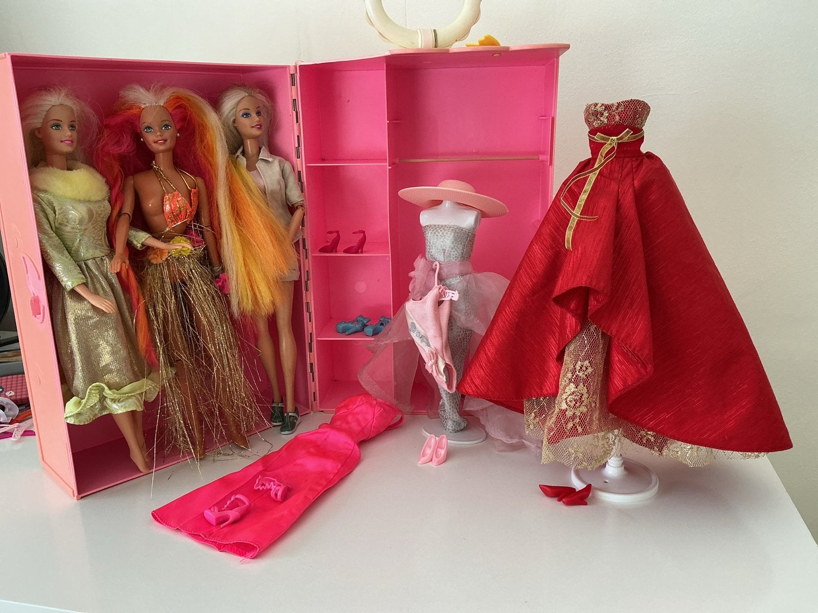 Vintage Barbie koffer/tas met 3 vintage Barbies en kleding, Verzamelen, Ophalen of Verzenden, Gebruikt