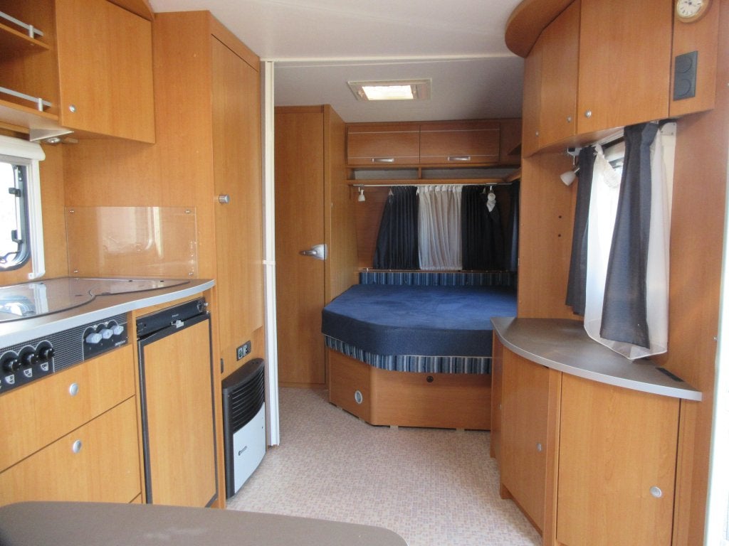 Dethleffs Camper 500 DB ZEE VAN RUIMTE - EN MOVER, Caravans en Kamperen, Rondzit, Lengtebed, Dethleffs, Schokbreker