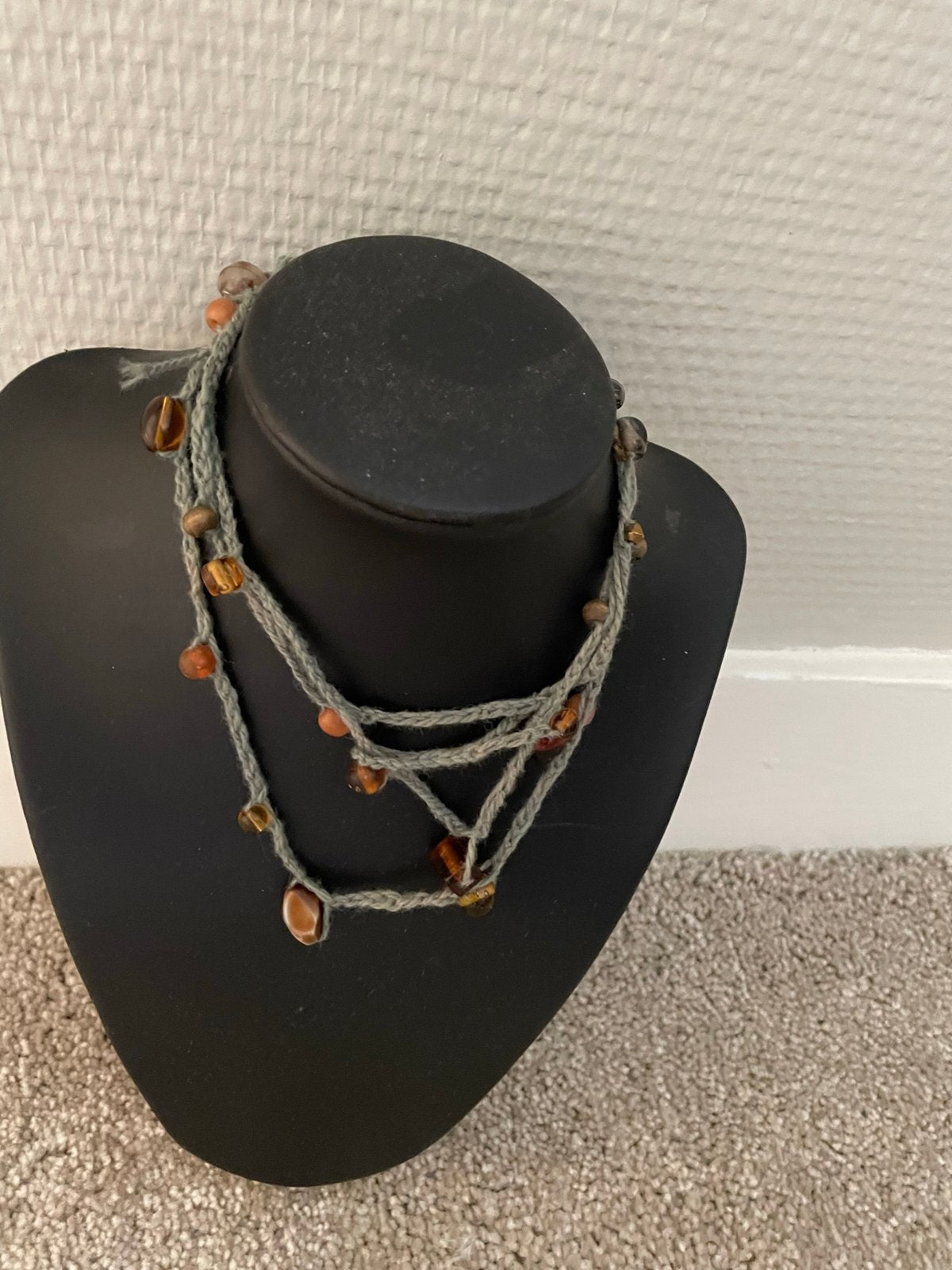Handgemaakte ketting met kralen, Sieraden, Tassen en Uiterlijk, Kettingen, Ophalen of Verzenden, Gebruikt, Grijs, Overige materialen