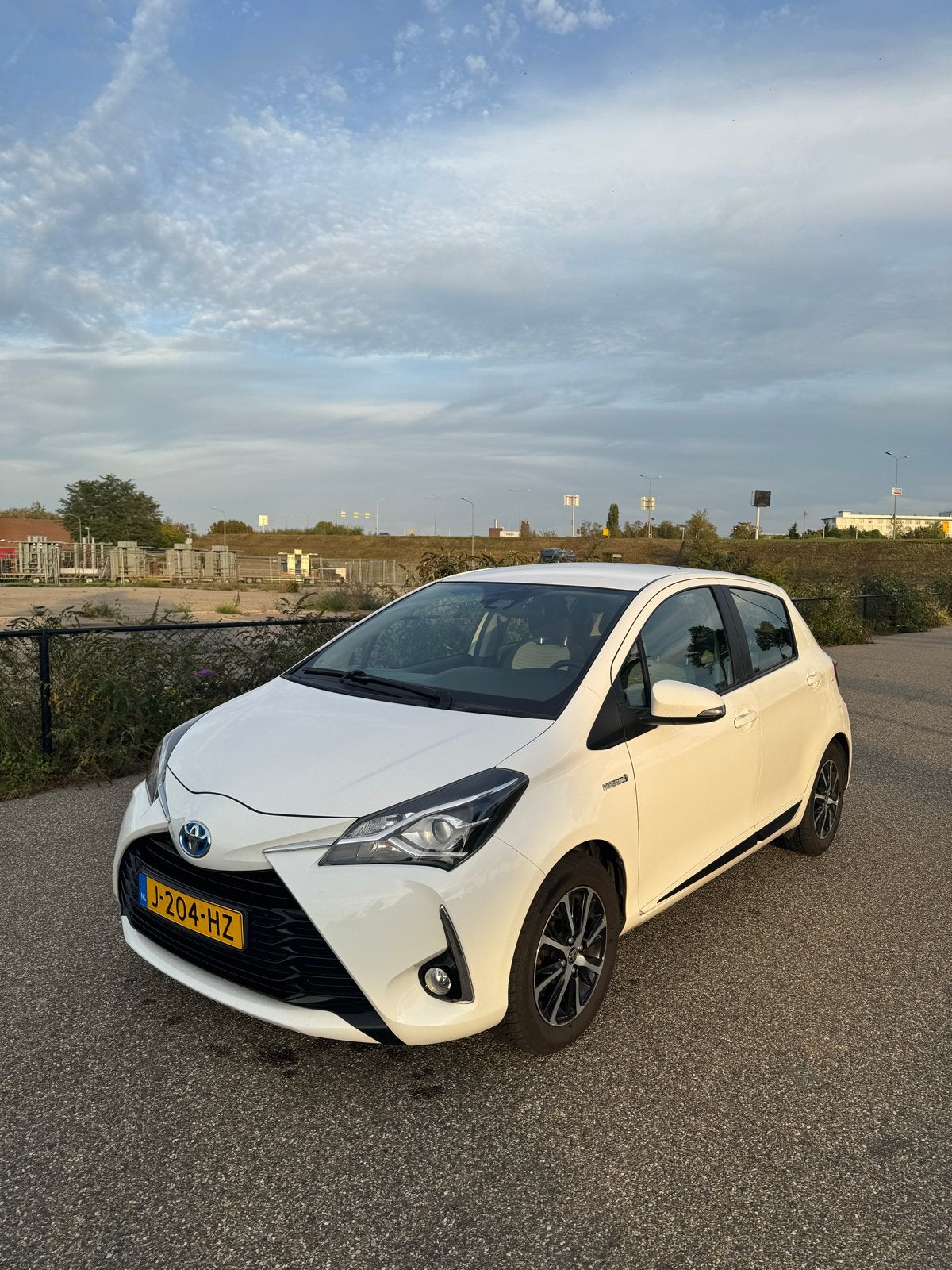 Toyota Yaris 1.5 Hybrid 100pk 5D CVT 2018 Wit, Auto's, 1497 cc, Geïmporteerd, 1065 kg, Te koop