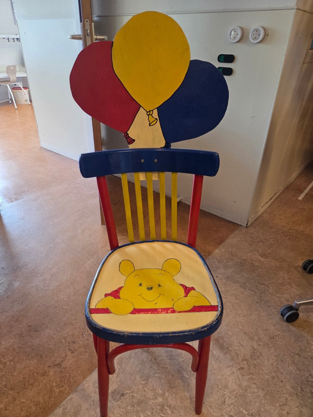 Gratis kinderstoel met Winnie de Poeh en ballonnen, Kinderen en Baby's, Ophalen, Gebruikt, Stoel(en)