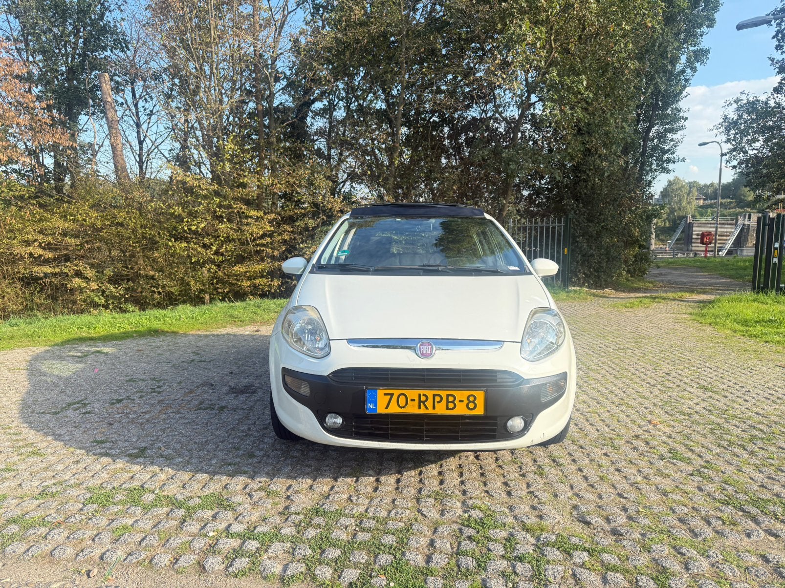 Fiat Punto 1.4 panorama clima APK TOT 6 oktober 2027, Voorwielaandrijving, 40 €/maand, 4 cilinders, 400 kg