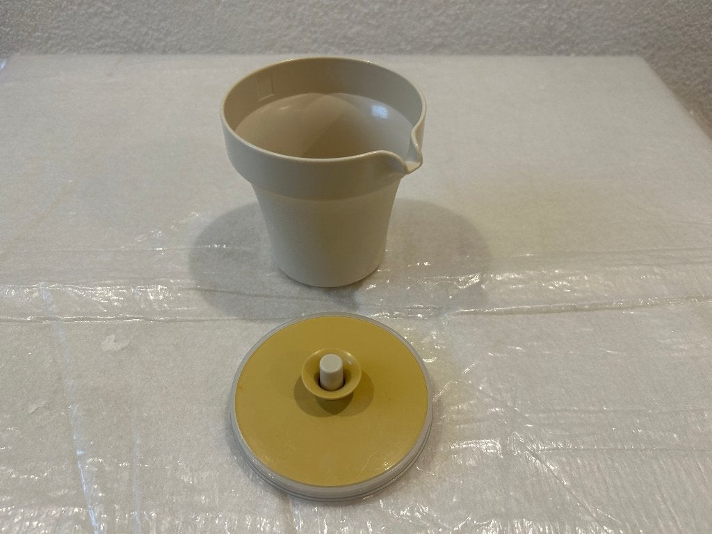 Tupperware.Beker.Schenkkannetje.met druksluitdeksel 30082026, Ophalen, Beker of Kan, Nieuw, Met deksel