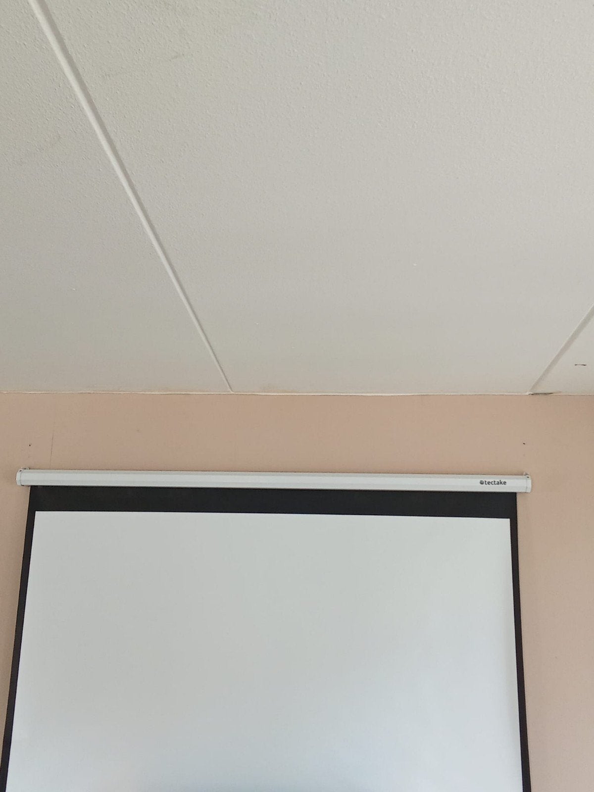 Een projectiescherm, Ophalen, Nieuw, Ultra HD (4K), Tectake