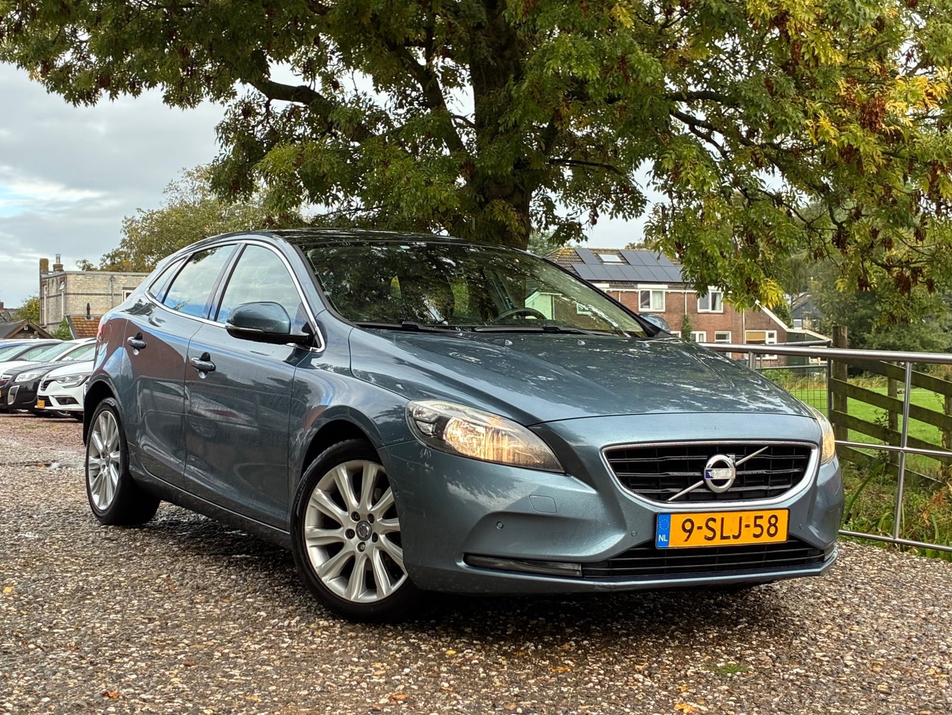 Volvo V40 1.6 D2 Momentum | Pano + Cruise + Clima Nu € 5.9, Auto's, Voorwielaandrijving, Euro 5, Gebruikt, Zwart