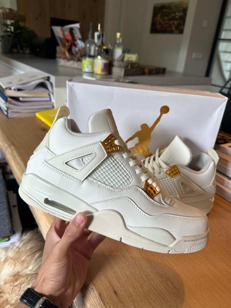 Jordan 4 Retro Sail Metallic Gold, Kleding | Heren, Schoenen, Ophalen of Verzenden, Nieuw, Wit, Sneakers of Gympen