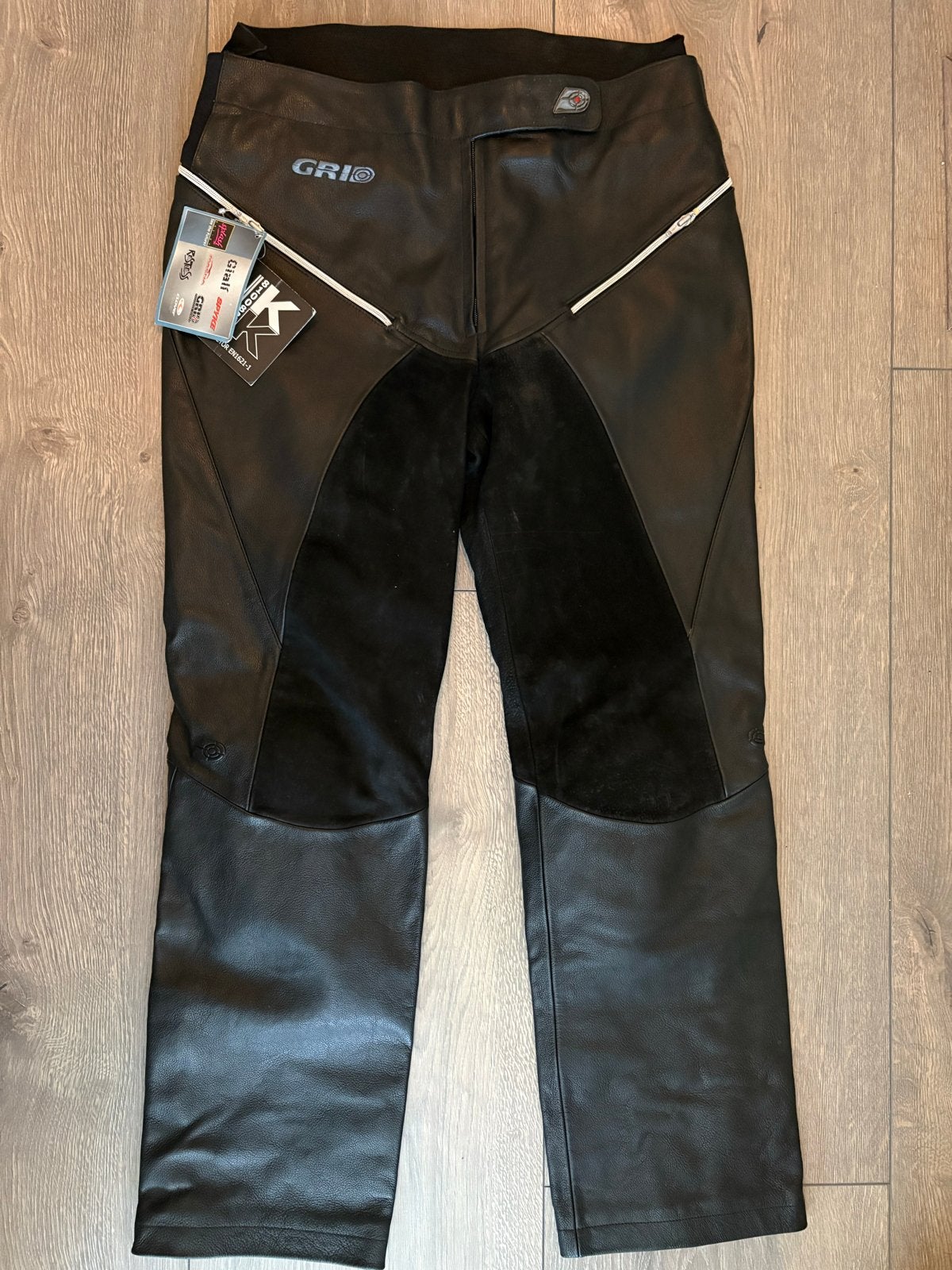Nieuwe leren motorbroek GRID maat 46 (meer kleine mt 44), Motoren, Kleding | Motorkleding, Ophalen of Verzenden, Nieuw met kaartje