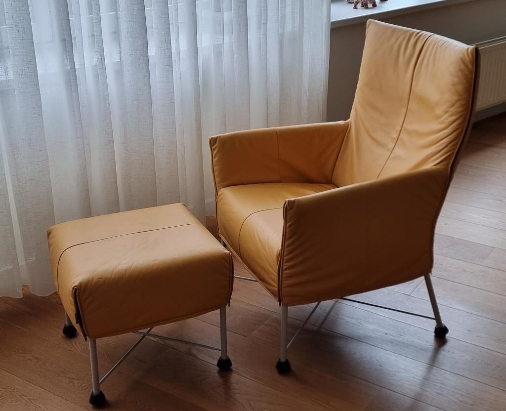 Montis Charly Fauteuil + Hocker - Okergeel Nieuwstaat, Huis en Inrichting, Fauteuils, Ophalen, 75 tot 100 cm, Zo goed als nieuw