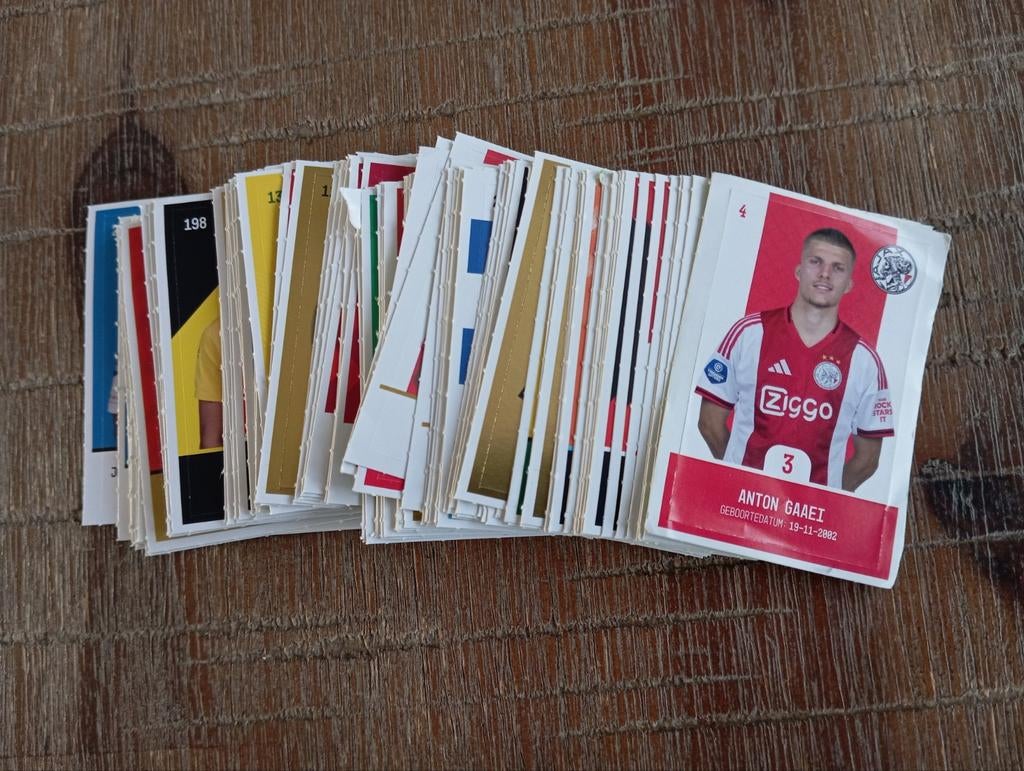 106 verschillende Plus voetbalplaatjes, Verzamelen, Sportartikelen en Voetbal, Zo goed als nieuw, Poster, Plaatje of Sticker, Overige binnenlandse clubs