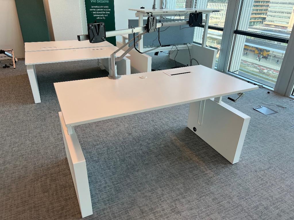 Gispen Verstelbaar bureau met slinger, kabelgoot, 3 st