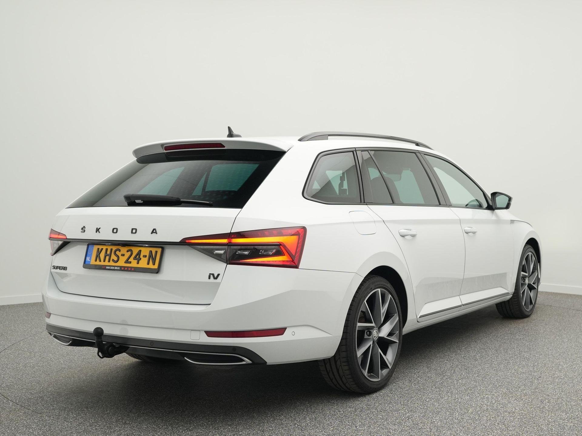 Skoda Superb Combi 1.4 TSI iV Sportline Business 218 pk DSG, Auto's, Gebruikt, 4 cilinders, Alcantara, Wit