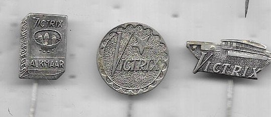 ALKMAAR 3 VICTRIX SPELDEN VERSCHILLENDE, Verzamelen, Ophalen of Verzenden, Gebruikt, Stad of Land, Speldje of Pin