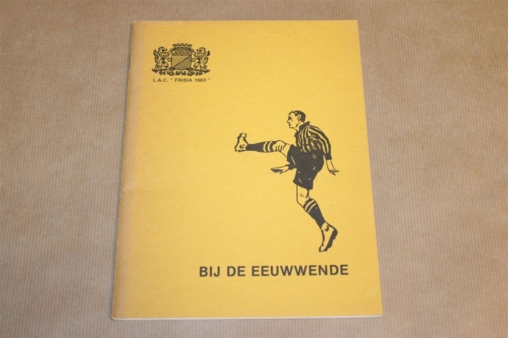 Gedenkboek - Bij de eeuwwende L.A.C. Frisia 1883, Boeken, Ophalen of Verzenden, Zo goed als nieuw