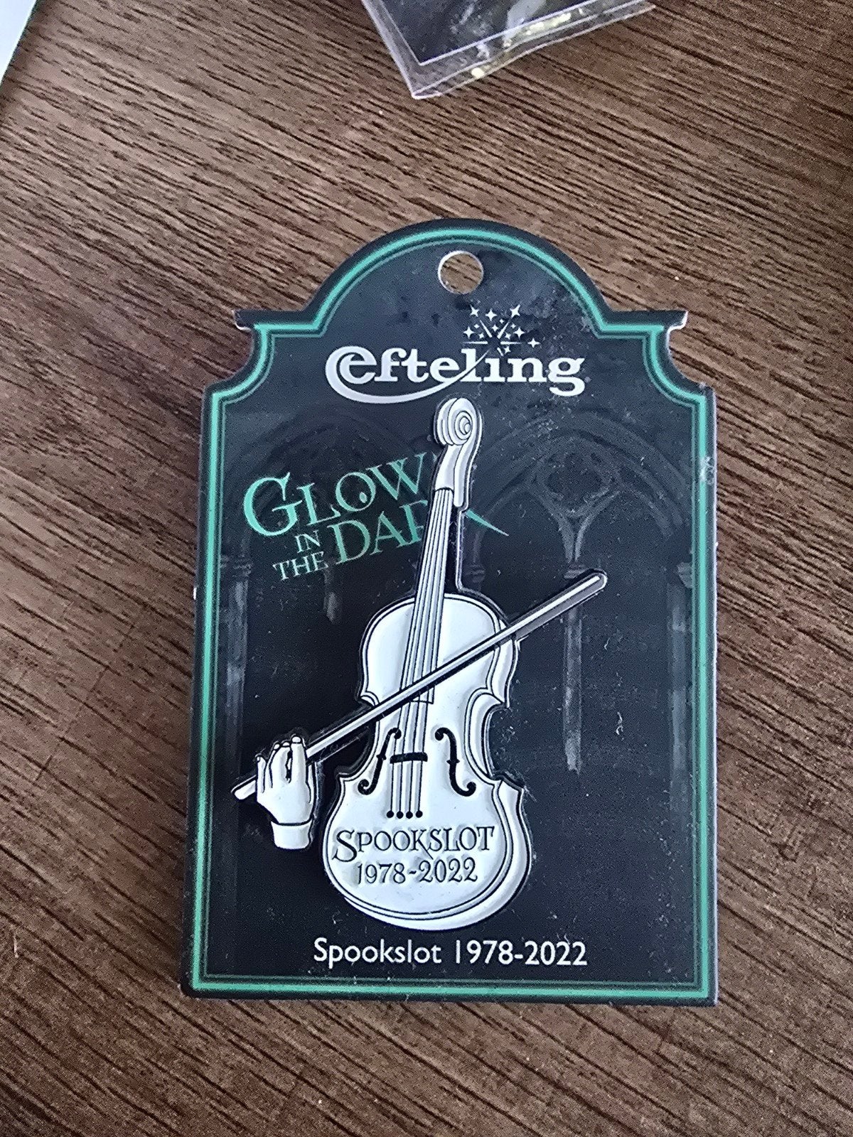 Efteling Spookslot Glow in the Dark Pin Viool 1978-2022, Ophalen of Verzenden, Overige figuren, Nieuw, Overige typen