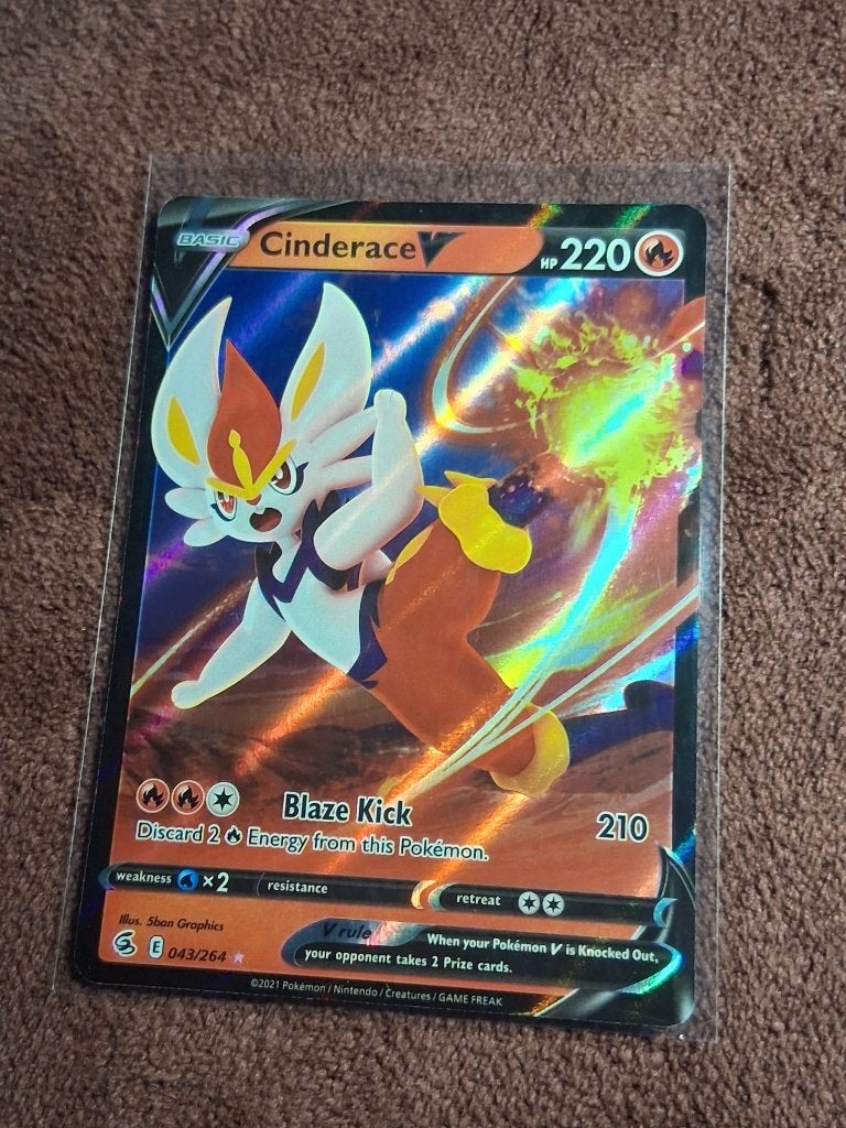 Pokémon kaart Cinderace V - Fusion Strike - 043/264, Ophalen of Verzenden, Zo goed als nieuw, Losse kaart, Foil