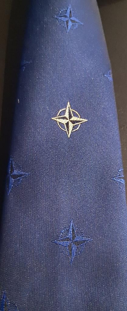 Navo stropdas Nato geel logo in het midden, Ophalen of Verzenden, Nieuw, Geel