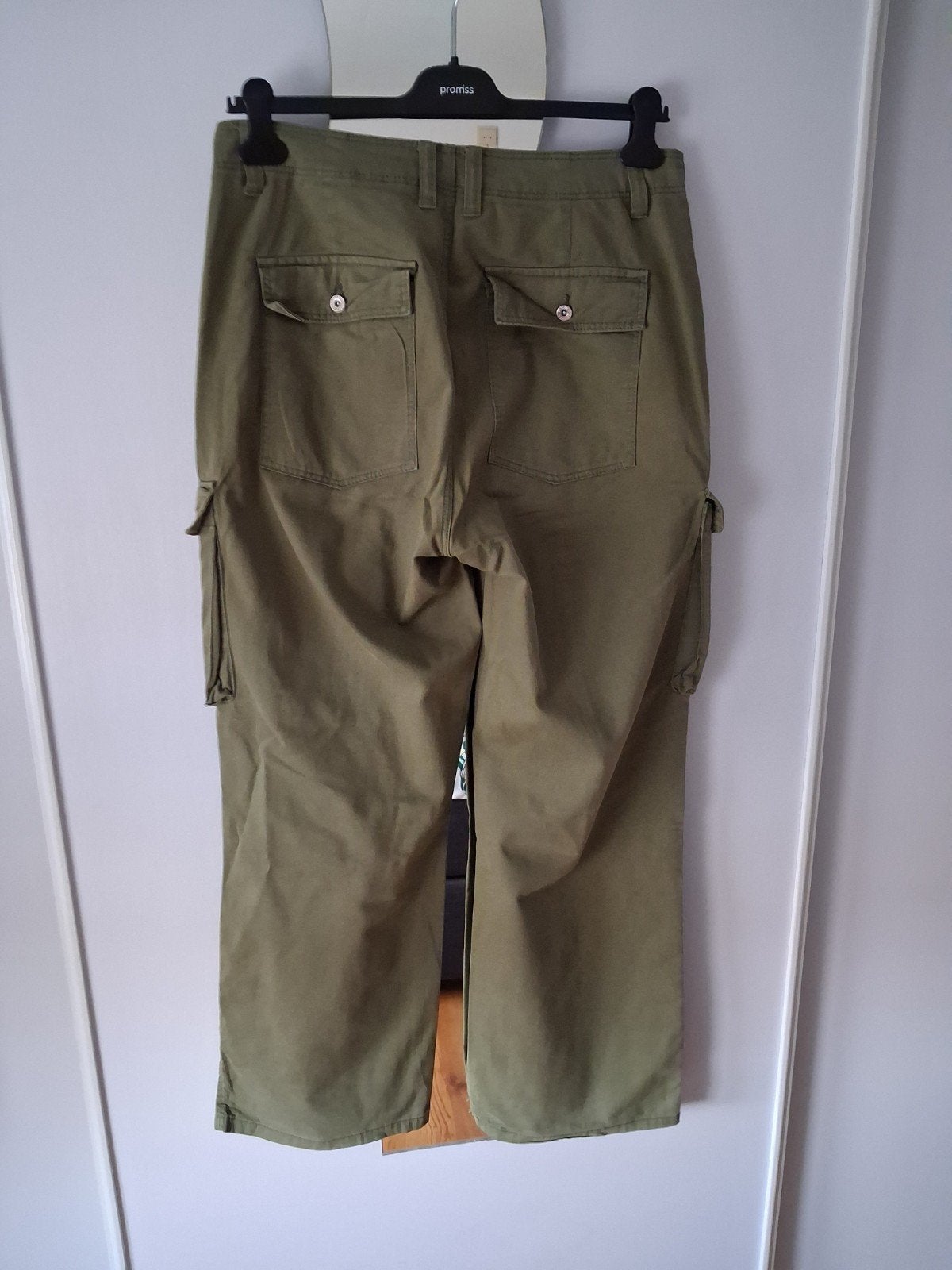 BERSHKA KAKI CARGO BROEK MET WIJDE PIJPEN MAAT 40, Overige kleuren, Overige maten, Ophalen of Verzenden, Zo goed als nieuw