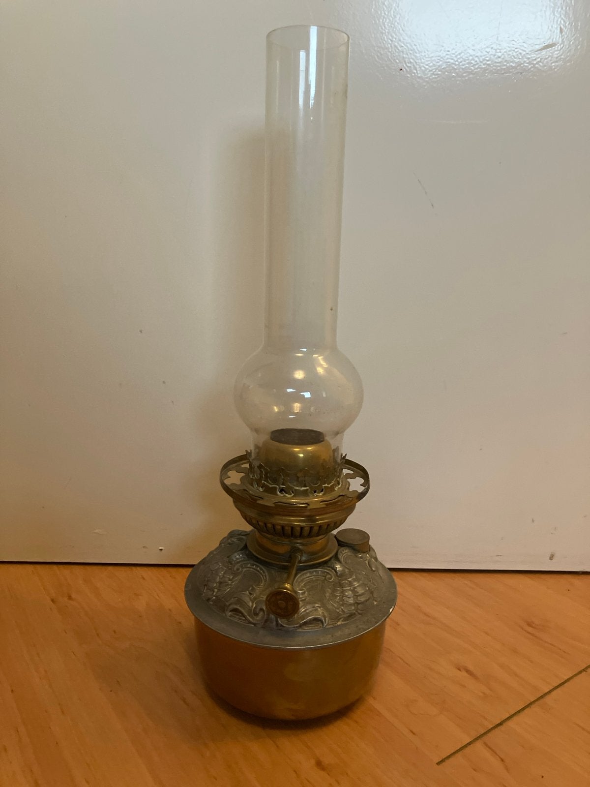 Antieke olielamp met glazen kap, Ophalen of Verzenden