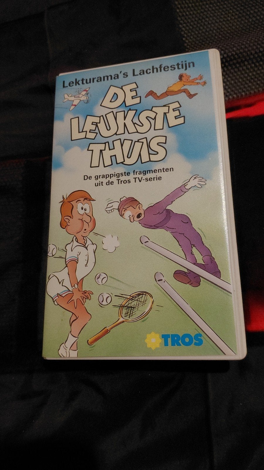 Lekturama's Lachfestijn -  Tros tv serie De Leukste Thuis VH, Gebruikt, Alle leeftijden, VHS, Ophalen of Verzenden