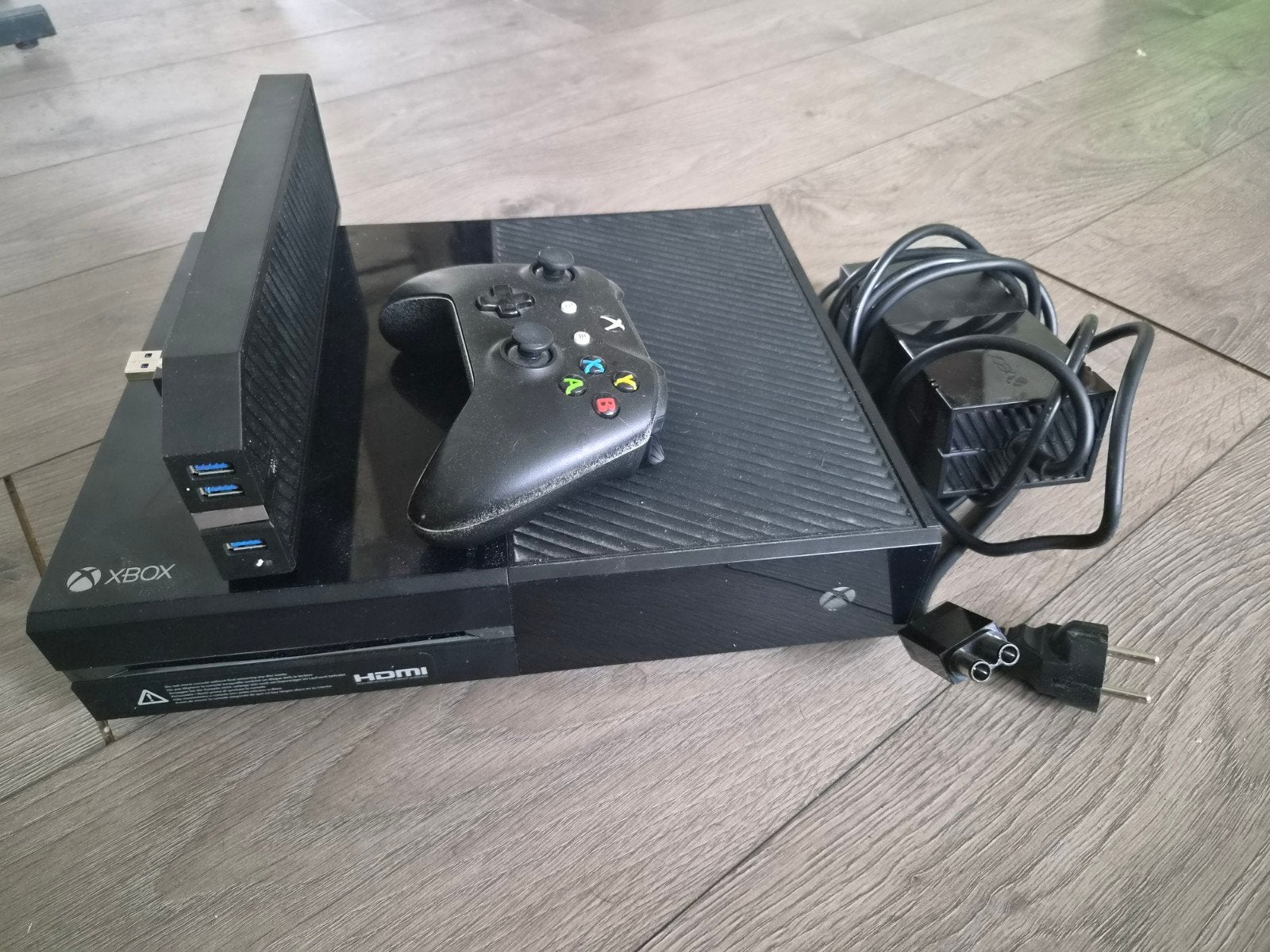 xbox one met controller en extentionhub+ extra harde schijf, Ophalen of Verzenden, Zo goed als nieuw, 1 TB, Met 1 controller