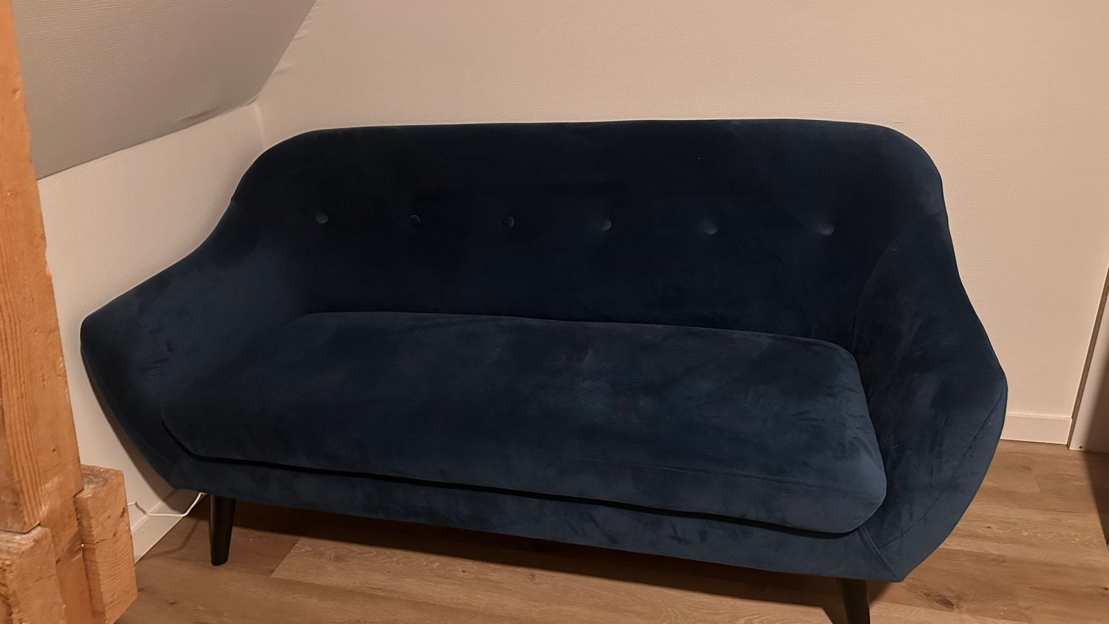 Foto 2 van Mooie blauwe fluwelen fauteuil
